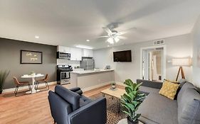 Hello Gorgeous Flat Near Downtown!